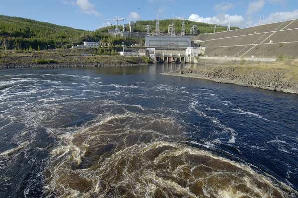 Вилюйская ГЭС увеличивает объем холостых сбросов