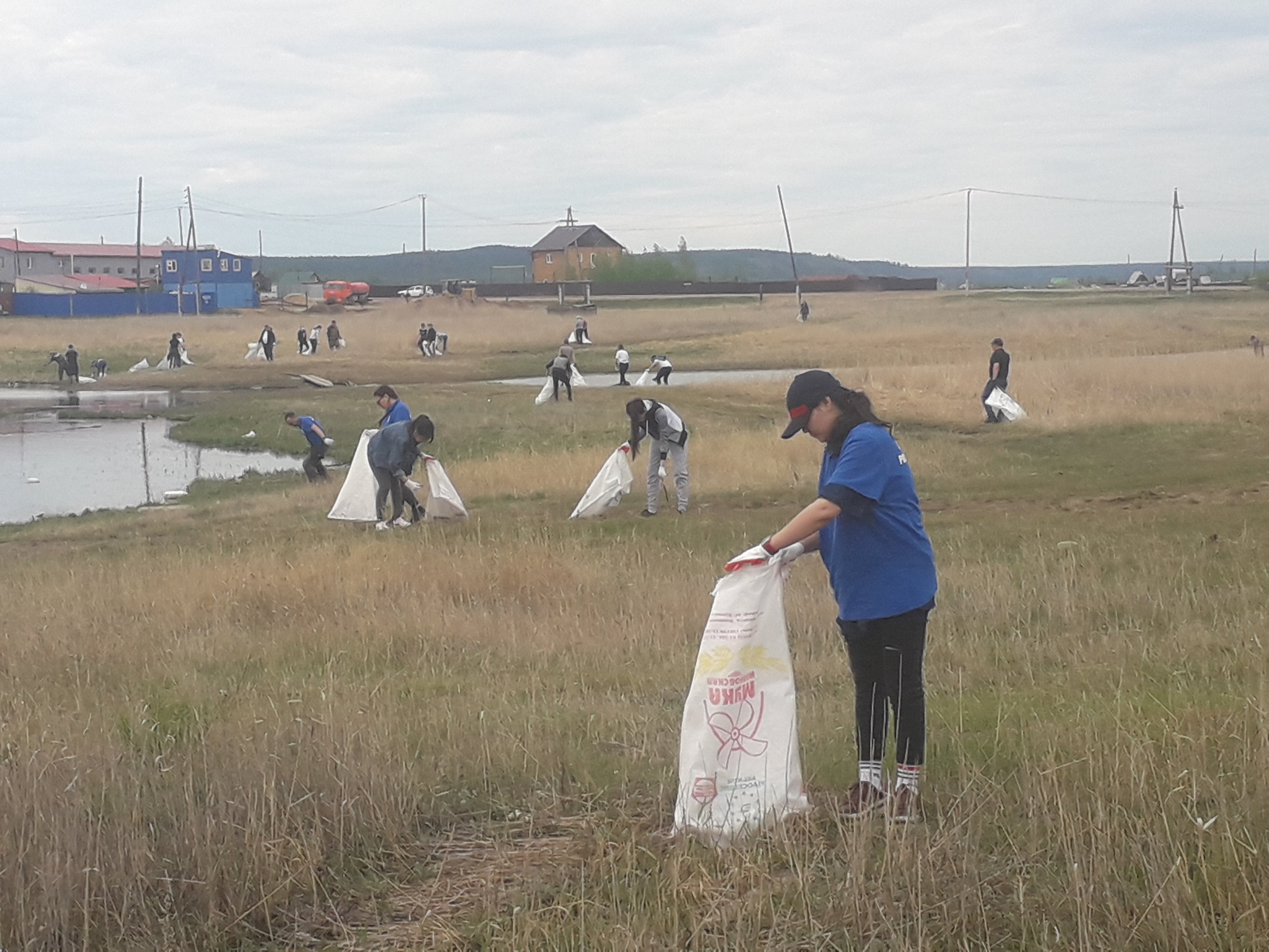 Сотрудники Ленского БВУ приняли участие в экологической акции по очистке прибрежных зон водных объектов