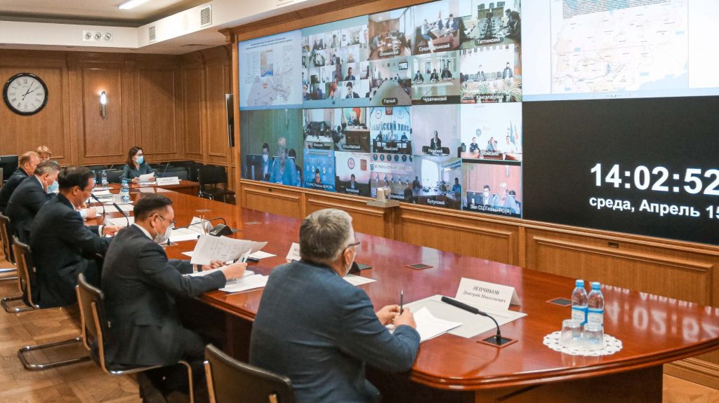 Глава Якутии провел совещание по подготовке к паводку в режиме ВКС