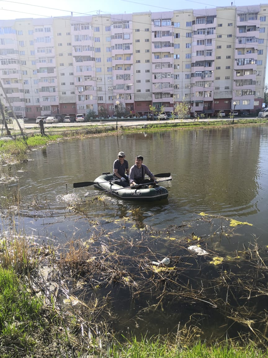 Субботник на озере в городе Якутске
