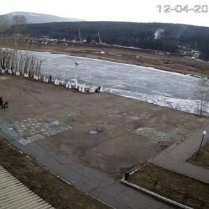 Первые подвижки льда начались на реке Лена