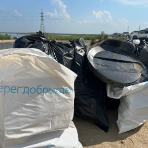 Экологическая акция по уборке берега "Река Лена - гордость Якутии"