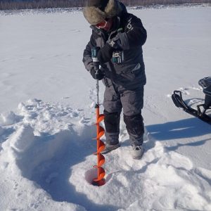 Проверка толщины льда на реке Лена в районе города Якутска