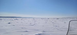 Проверка толщины льда на реке Лена в районе города Якутска