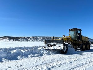 На территории г. Якутска продолжаются работы по ослаблению прочности льда.