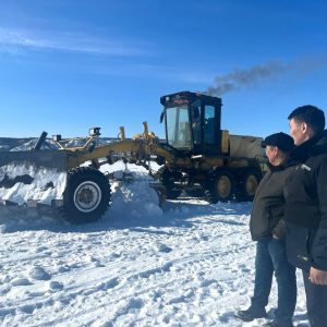 На территории г. Якутска продолжаются работы по ослаблению прочности льда.